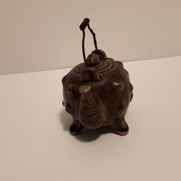 Vintage Conch Shell Salt & Pepper Shakers With Trunk & Metal Carrying Handle - Picture 3 of 13